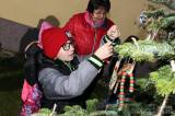 20221125194452_IMG_8713: Foto: Močovické děti ozdobily vánoční strom a potom ho i rozsvítily!