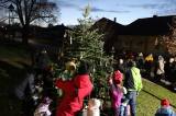 20221125194458_IMG_8732: Foto: Močovické děti ozdobily vánoční strom a potom ho i rozsvítily!
