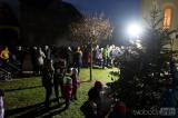 20221125194504_IMG_8746: Foto: Močovické děti ozdobily vánoční strom a potom ho i rozsvítily!
