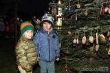 20221125194510_IMG_8762: Foto: Močovické děti ozdobily vánoční strom a potom ho i rozsvítily!