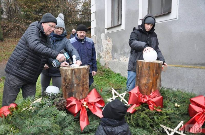 Foto: V Chlístovicích uvili věnec, který v neděli rozsvítili i s vánočním stromem