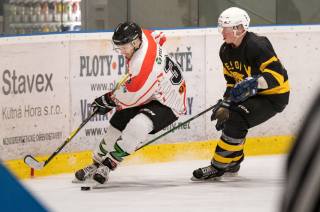 Foto: V pátečním zápase AKHL hokejisté HC Devils porazili HC Dělový koule 8:7!