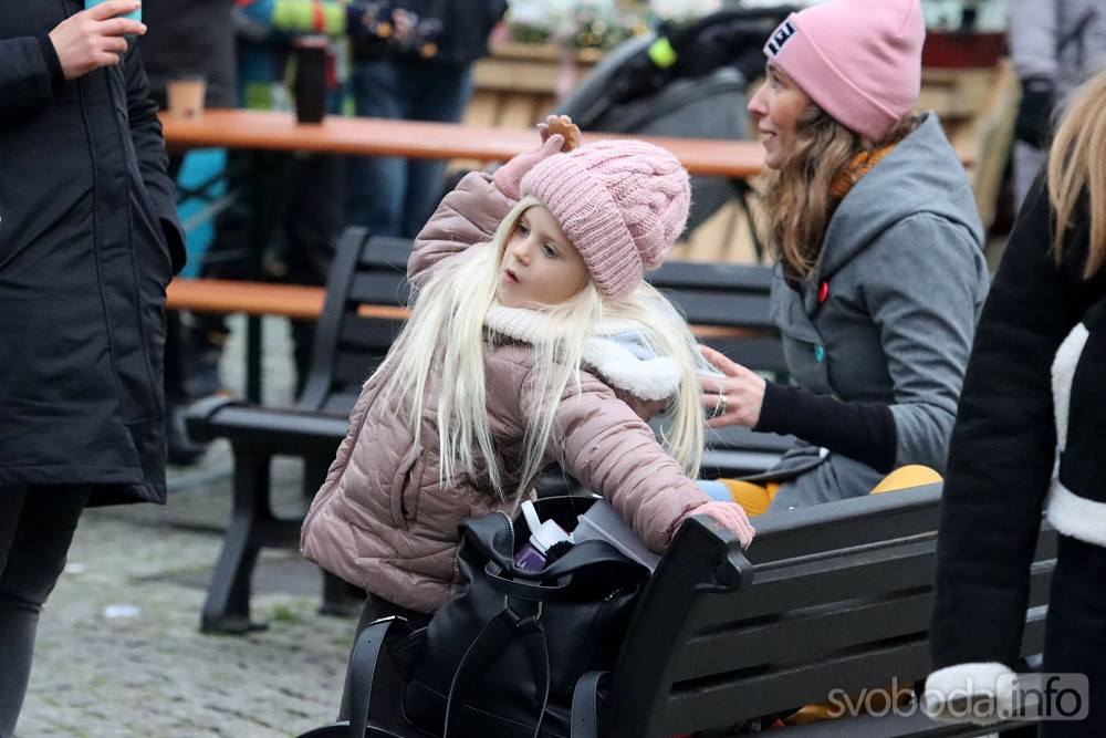 Foto, video: Publikum na Palackého náměstí pořádně nažhavily děti z MŠ Pohádka