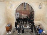 20221211165357_25: Sbor Caritas zazpíval v kostelíku sv. Bonifáce pro „Včelu Čáslavskou"