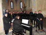 20221211165359_35: Sbor Caritas zazpíval v kostelíku sv. Bonifáce pro „Včelu Čáslavskou"