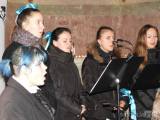 20221211165400_40: Sbor Caritas zazpíval v kostelíku sv. Bonifáce pro „Včelu Čáslavskou"