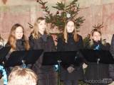 20221211165402_45: Sbor Caritas zazpíval v kostelíku sv. Bonifáce pro „Včelu Čáslavskou"