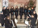 20221211165403_5: Sbor Caritas zazpíval v kostelíku sv. Bonifáce pro „Včelu Čáslavskou"