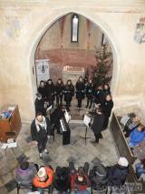 20221211165410_DSCN3506: Sbor Caritas zazpíval v kostelíku sv. Bonifáce pro „Včelu Čáslavskou"