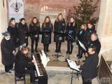 20221211165414_DSCN3527: Sbor Caritas zazpíval v kostelíku sv. Bonifáce pro „Včelu Čáslavskou"