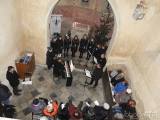 20221211165416_DSCN3529: Sbor Caritas zazpíval v kostelíku sv. Bonifáce pro „Včelu Čáslavskou"