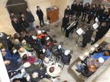 20221211165418_DSCN3538: Sbor Caritas zazpíval v kostelíku sv. Bonifáce pro „Včelu Čáslavskou"