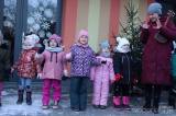 20221213221231_IMG_8153: Foto: Děti z kutnohorské MŠ Čtyřlístek rozsvítily vánoční strom na terase!
