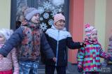 20221213221243_IMG_8184: Foto: Děti z kutnohorské MŠ Čtyřlístek rozsvítily vánoční strom na terase!
