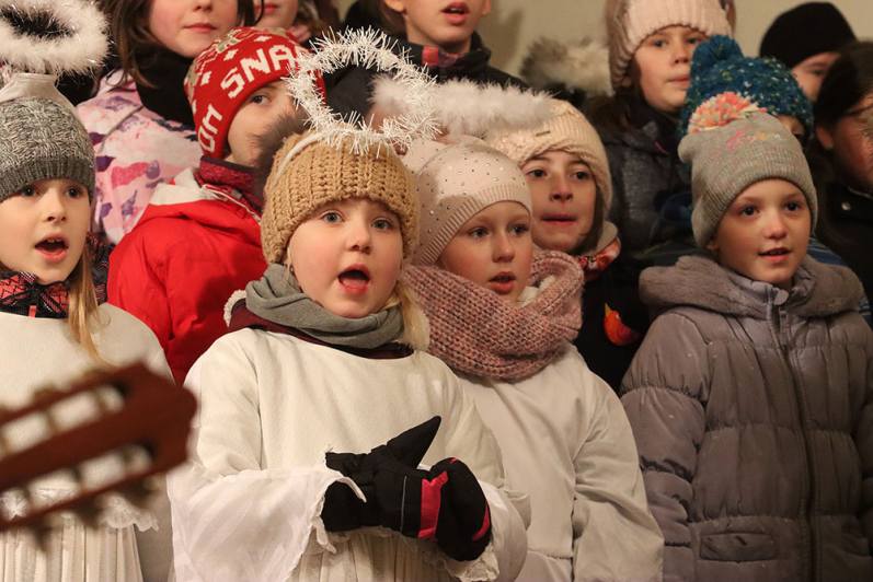 Foto: Žáci ZŠ Suchdol vystoupili v kostele sv. Markéty v „Adventním koncertu“