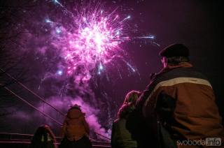Ve Zbraslavicích na náměstí připravili tradiční „novoroční ohňostroj“!