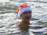 20221224153854_DSCN3798: „Nás Putin nedostane!“ křičeli čáslavští otužilci na rybníku Homolka