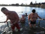 20221224153909_DSCN3818: „Nás Putin nedostane!“ křičeli čáslavští otužilci na rybníku Homolka