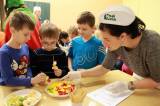 Děti ze ZŠ Jana Palacha v Kutné Hoře si pochutnávaly na ovoci a zelenině v rámci akce od společnosti GIRA