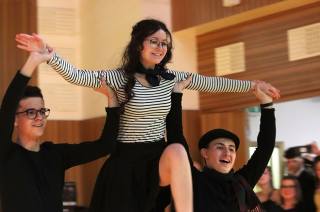 Foto: Studenti oktávy čáslavského gymnázia pozvali ples na cestu kolem světa!