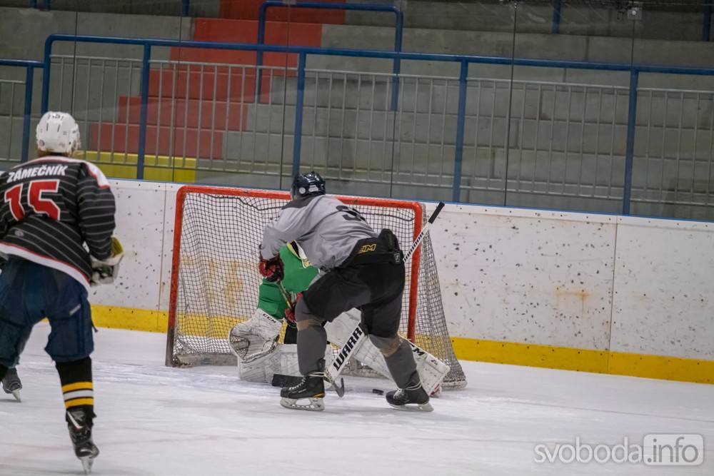Foto: Ve čtvrtečním zápase AKHL hokejisté HC Ropáci porazili HC Lázeňští Orli 7:6!