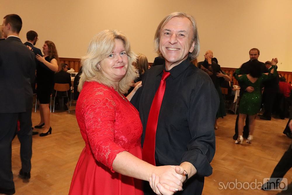 Foto: Myslivcům v Červených Janovicích na jejich plese zahrála skupina Fortuna!