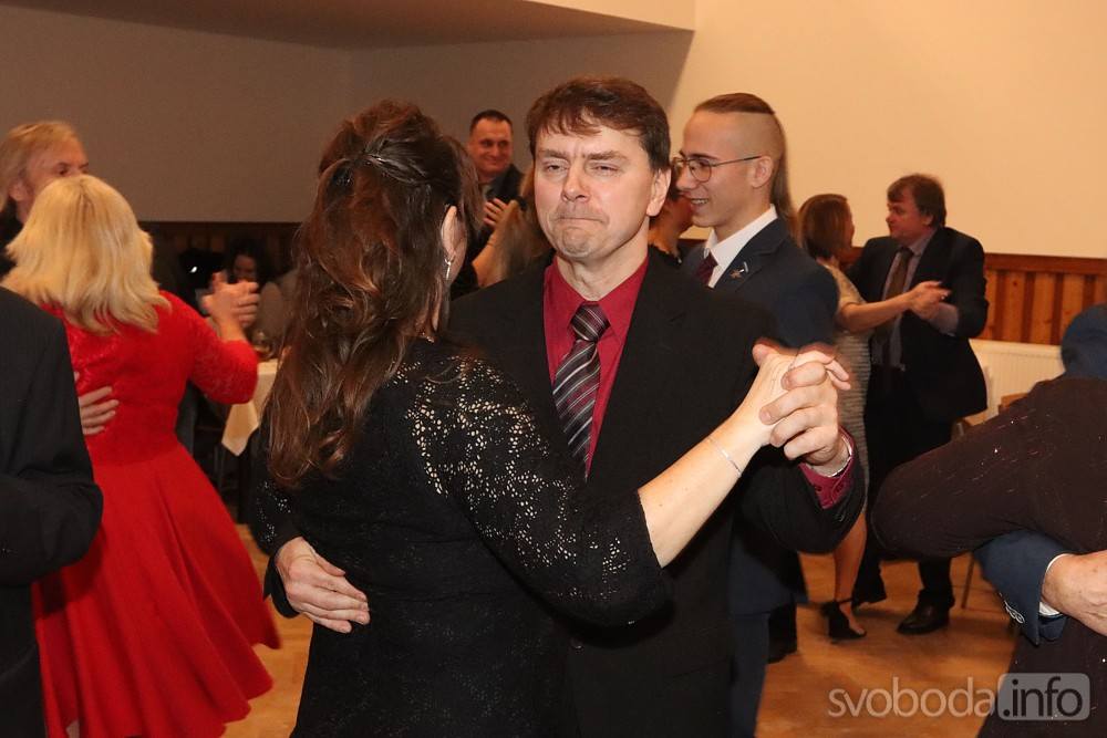 Foto: Myslivcům v Červených Janovicích na jejich plese zahrála skupina Fortuna!