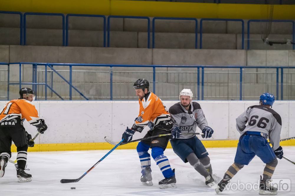 Foto: Ve čtvrtečním zápase AKHL hokejisté HC Ropáci porazili HC Nosorožci 21:3!