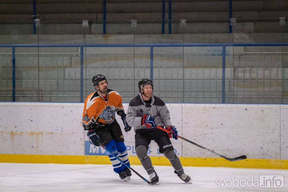 Foto: Ve čtvrtečním zápase AKHL hokejisté HC Ropáci porazili HC Nosorožci 21:3!