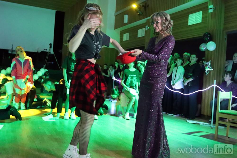 Foto: Maturanty čáslavského gymnázia na plese v Grandu provázel Josef Melen