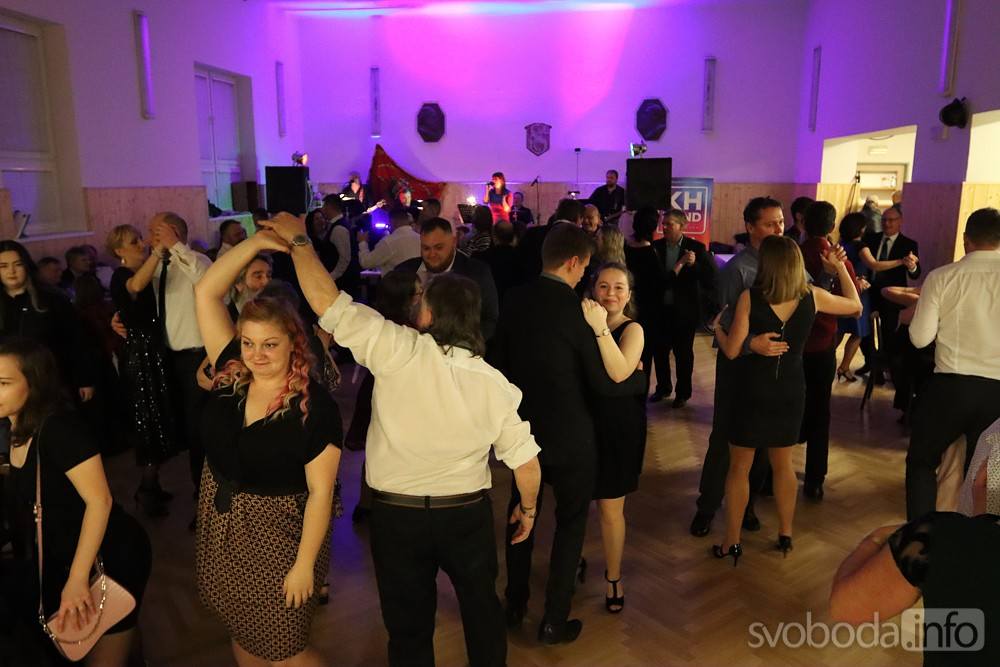Foto: Dobrovolní hasiči z Močovic vytáhli v pátek taneční střevíce a vyrazili na ples!
