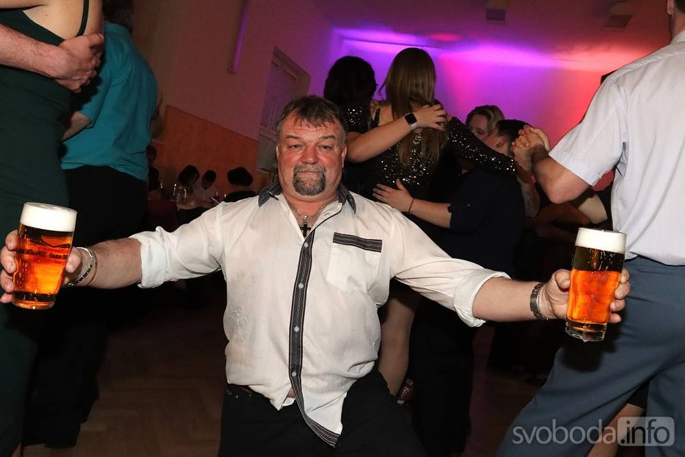Foto: Dobrovolní hasiči z Močovic vytáhli v pátek taneční střevíce a vyrazili na ples!