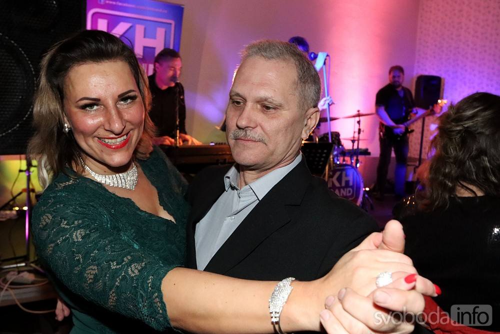 Foto: V Opatovicích I si premiérově zatančili na obecním plese!