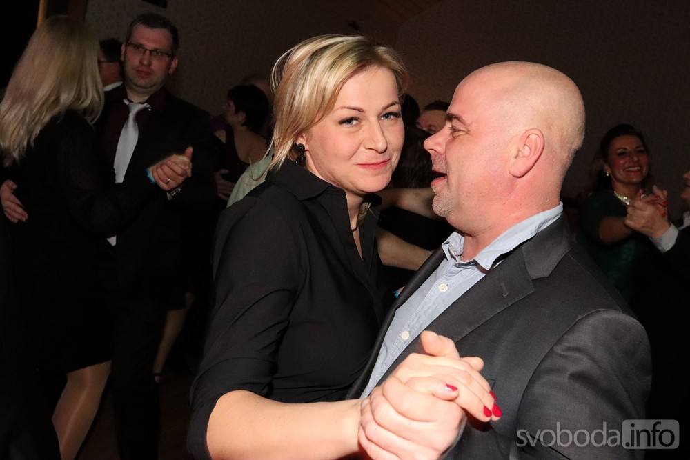 Foto: V Opatovicích I si premiérově zatančili na obecním plese!