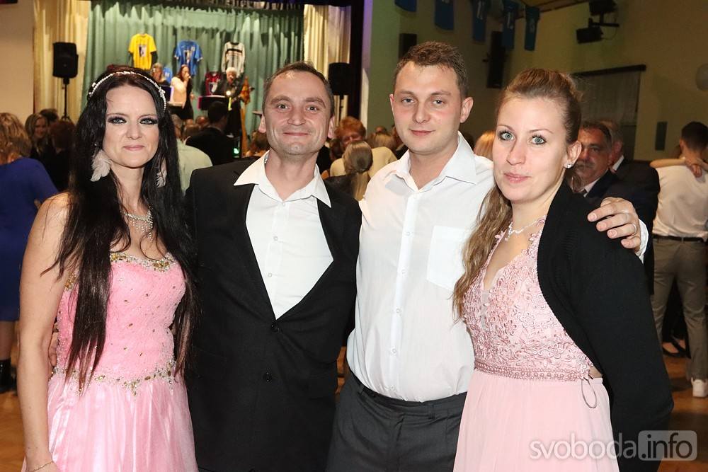 Foto, video: Sportovci z Paběnic plesali na sobotním plese v sokolovně!