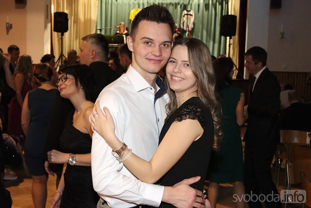 Foto, video: Sportovci z Paběnic plesali na sobotním plese v sokolovně!
