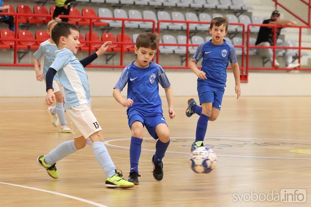 Foto: Ve sportovní hale Klimeška se v turnaji utkali fotbalisté do devíti let