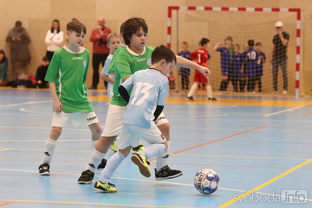 Foto: Ve sportovní hale Klimeška se v turnaji utkali fotbalisté do devíti let