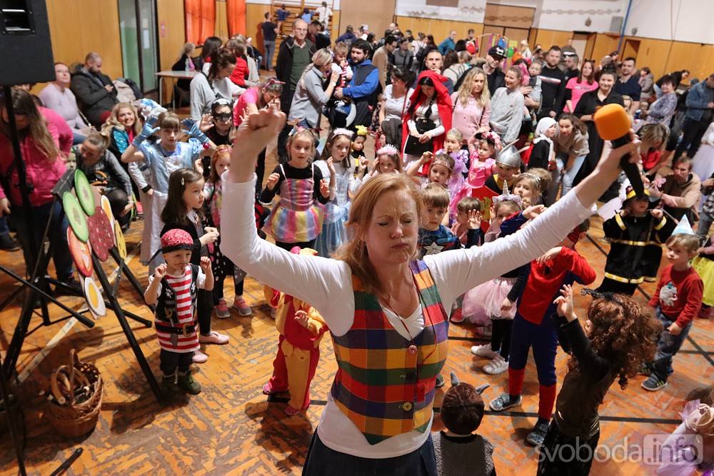 Foto, video: Karneval v kutnohorské sokolovně nabídl divadlo, zábavu i sport!