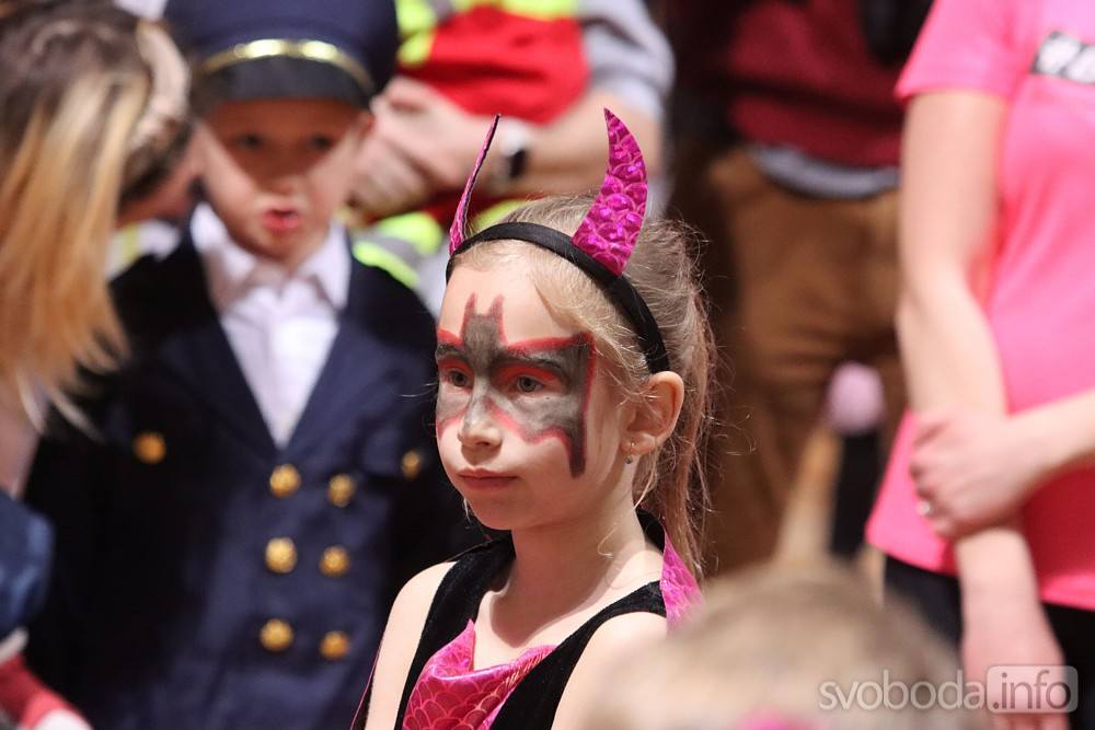 Foto, video: Karneval v kutnohorské sokolovně nabídl divadlo, zábavu i sport!