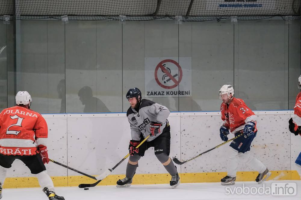 Foto: Ve čtvrtečním zápase AKHL hokejisté HC Piráti Volárna porazili HC Ropáci 9:4!