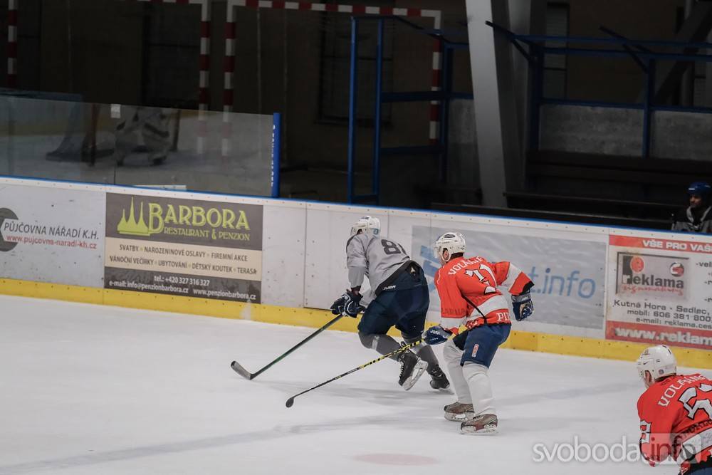 Foto: Ve čtvrtečním zápase AKHL hokejisté HC Piráti Volárna porazili HC Ropáci 9:4!