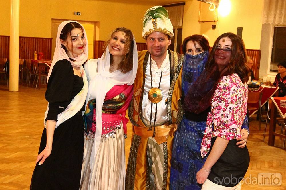 Foto: V paběnické sokolovně se pobavili na Maškarním plese dospělí!