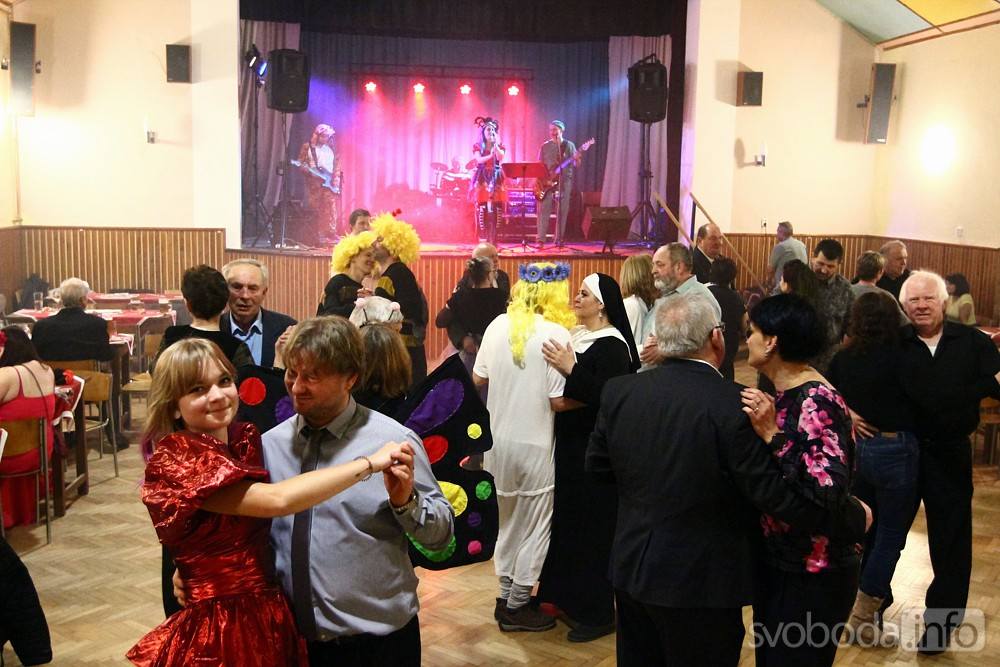 Foto: V paběnické sokolovně se pobavili na Maškarním plese dospělí!