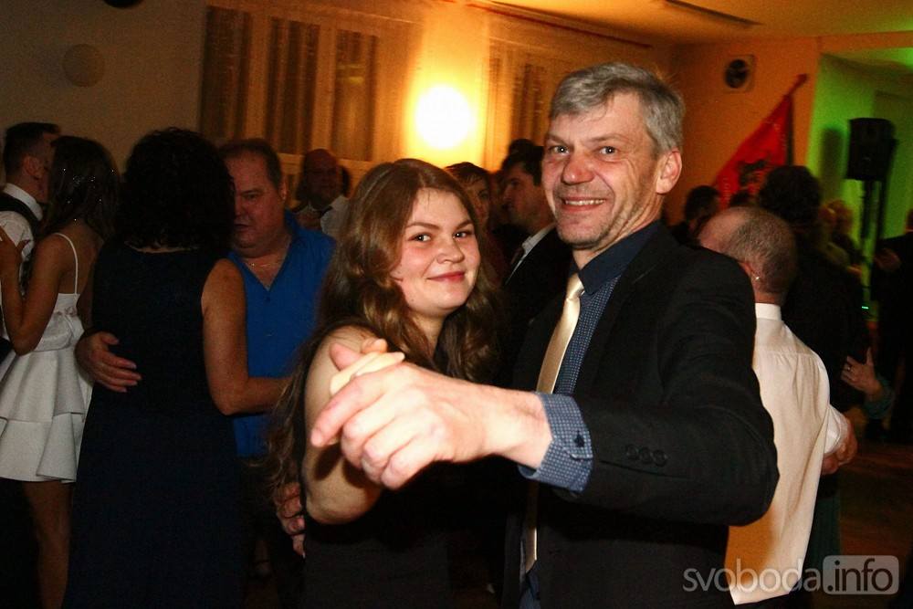 Foto: Po třech letech mohli v Lomci opět tančit na Hasičském plese!
