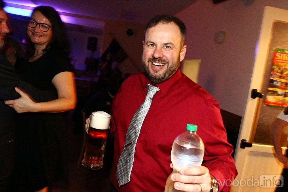 Foto: Po třech letech mohli v Lomci opět tančit na Hasičském plese!