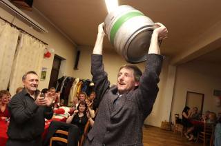 Foto, video: V Bramborách v pátek tančili na Obecním plese, hlavní cenou tomboly byl sud piva!