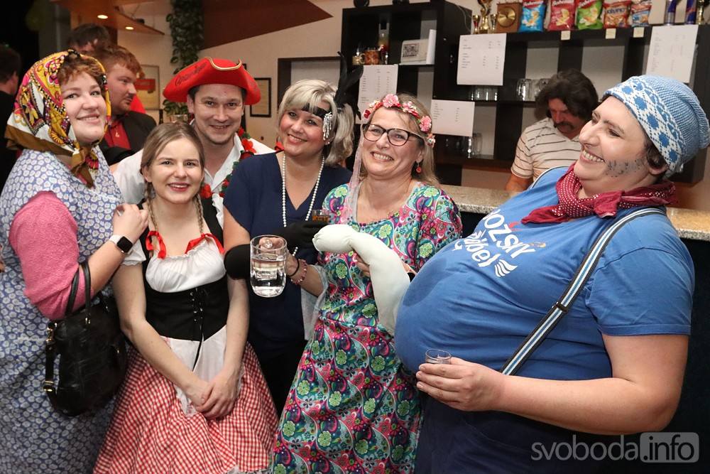 Foto: Ve zbraslavické sokolovně v sobotu řádili na karnevale pro dospělé!