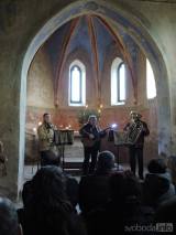 DSCN7609: Foto: V kostelíku sv. Bonifáce v Lochách zahrálo „Zámecké trio“