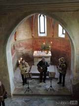 DSCN7613: Foto: V kostelíku sv. Bonifáce v Lochách zahrálo „Zámecké trio“